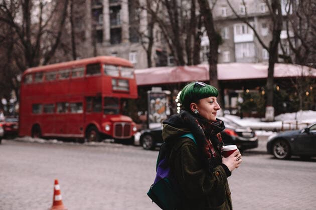 IMAGO Creative: Clickbait, Modetrends Portrait of non-binary female hipster standing on street in city CR_DMBE200504-348627-01,model released, Symbolfoto