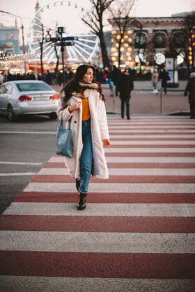 IMAGO Creative: Winter in der Stadt Teenage girl in warm clothing crossing road in city during winter CR_DMBE200518-305085-01,model released, Symbolfoto