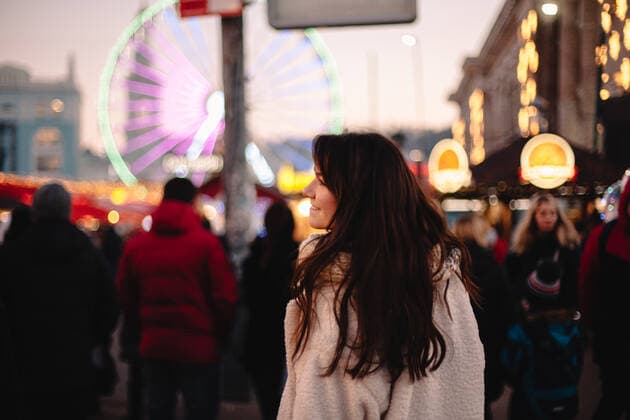 IMAGO Creative, Jahreszeit Winter in der Stadt Happy teenage girl walking in Christmas market in evening city CR_DMBE200518-305094-01,model released, Symbolfoto