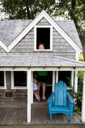 Laughing Teen Boy Stands in Humorously Small House, Looks Out Window Chilmark, MA, United States CR_EMJA200514B-375716-01,model released, Symbolfoto