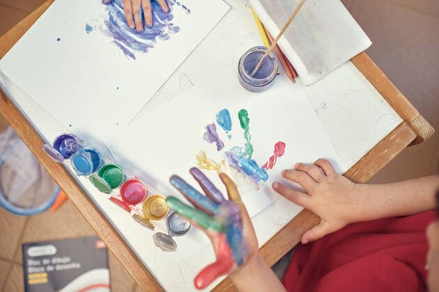 IMAGO Creative: Jahreszeit Winter, Fantasievoll drinnen spielen children playing in an inner courtyard and painting with water paints Seville, AL, Spain CR_FAGU200414-342676-01,model released, Symbolfoto