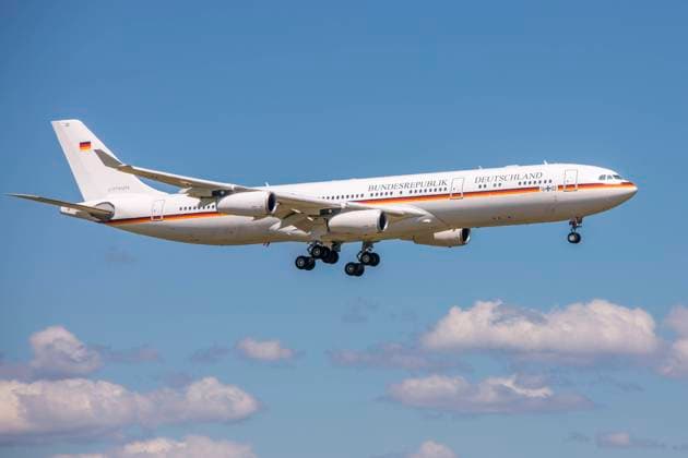 Der Airbus A340-313 VIP (S N 355, ex D-AIFB Lufthansa Gummersbach) Theodor Heuss der Flugbereitschaft des Bundesministeriums der Verteidigung, im Volksmund Regierungsflieger genannt zu Start und Lande Übungen am Flughafen Leipzig Halle *** The Airbus A340 313 VIP S N 355, ex D AIFB Lufthansa Gummersbach Theodor Heuss of the Federal Ministry of Defenses Aircraft Preparation Team, popularly known as the government aircraft for take-off and landing exercises at Leipzig Halle Airport