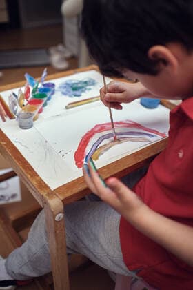 IMAGO Creative: Countdown bis Weihnachten, Wunschzettel schreiben IMAGO Creative: NGO, Kunst im öffentlichen Raum und Kulturinitiativen children playing in an inner courtyard and painting with water paints Seville, AL, Spain CR_FAGU200414-342695-01,model released, Symbolfoto