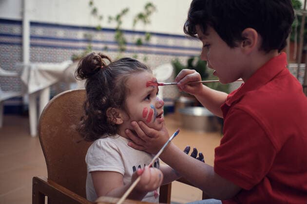 children playing in an inner courtyard and painting with water paints Seville, AL, Spain CR_FAGU200414-342700-01,model released, Symbolfoto