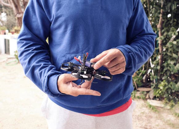 IMAGO Creative: Kreative Renaissance -- der junge Entrepreneur young man prepares the battery of his drone in the field to go fly Seville, AL, Spain CR_FAGU200420-349727-01,model released, Symbolfoto