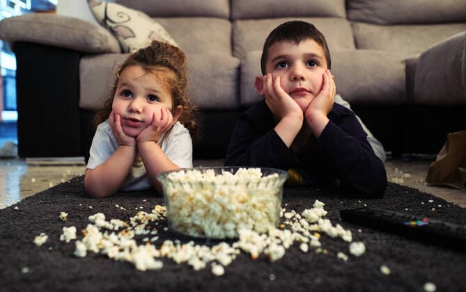 siblings watching a home movie while eating popcorn Seville, AL, Spain CR_FAGU200508-363120-01,model released, Symbolfoto