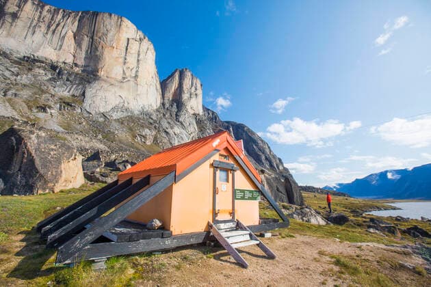 Backpacker stands outside of the North Pangnirtung Emergency shelter Pangnirtung, NU, Canada CR_JDIP200331-320716-01,model released, Symbolfoto