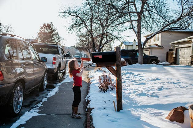young girl putting letter in mail box Denver, CO, United States CR_JEMI200430A-277456-01,model released, Symbolfoto