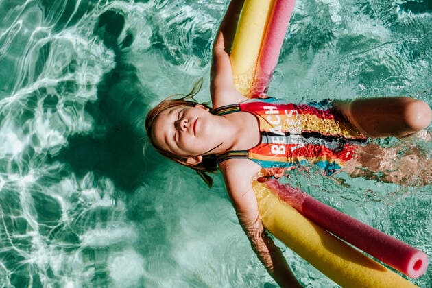 young girl floating on her back in pool with eyes closed Tucson, AZ, United States CR_JEMI200430A-277481-01,model released, Symbolfoto