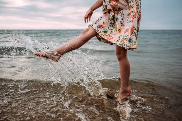 young girl in dress splashing water in lake Michigan Holland, MI, United States CR_JEMI200430A-277485-01,model released, Symbolfoto