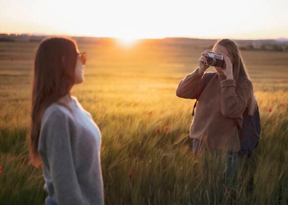 IMAGO Creative: Landleben - Alfresco, Draußen two women holding hands at sunset in the field Madrid, Community of Madrid, Spain CR_JOCE200515-393104-01,model released, Symbolfoto