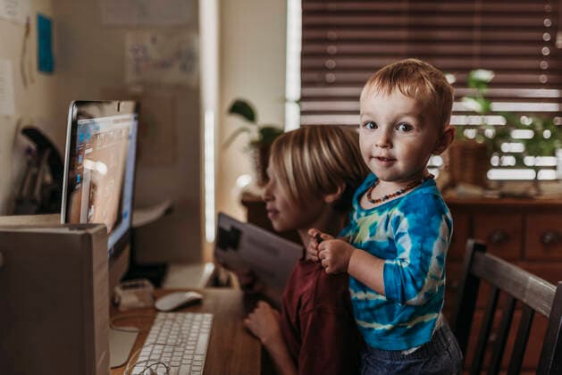 Young siblings video chatting on screen with family during isolation San Diego, CA, United States CR_KESM200409-341111-01,model released, Symbolfoto