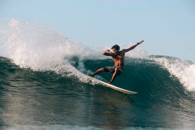 Surfer on a wave, Lombok, Indonesia Lombok, Nusa Tenggara Bar., Indonesia CR_KOTRIN200504M-290371-01,model released, Symbolfoto