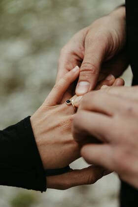 man puts custom engagement ring on her finger post proposal Jackson, WY, United States CR_PELO200506B-356255-01,model released, Symbolfoto