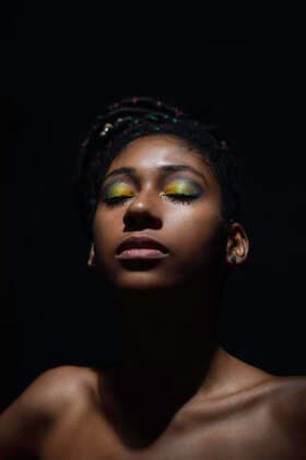 Interior chiaroscuro portrait of young black woman Colombia, Valle del Cauca, Cali CR_RBIG200504-364004-01,model released, Symbolfoto