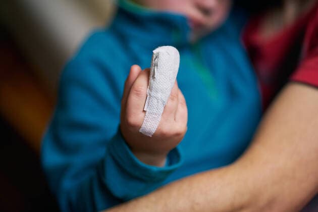 Crop child showing bandaged finger San Martín de la Virgen del Moncayo, Aragón, Spain CR_SEBO200427C-342939-01,model released, Symbolfoto