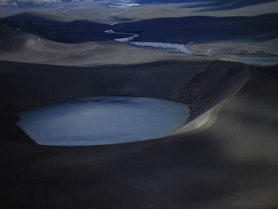 IMAGO Creative: Kraft des Wassers Aerial shot of still lake in the Icelandic highlands Hvolsvöllur, Iceland CR_THHE200414B-347590-01
