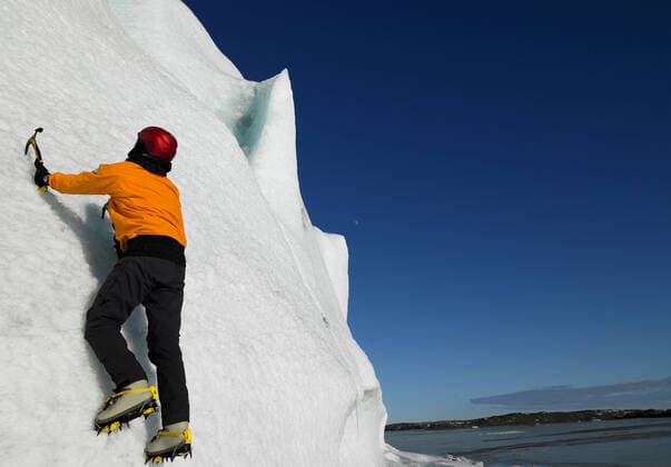 IMAGO Creative: Sport Dichotomien - Land und Wasser IMAGO Creative: Alternativer Wintersport man climbing up side of a glacier in the south of Iceland Skaftafell, Iceland CR_THHE200420C-352565-01,model released, Symbolfoto
