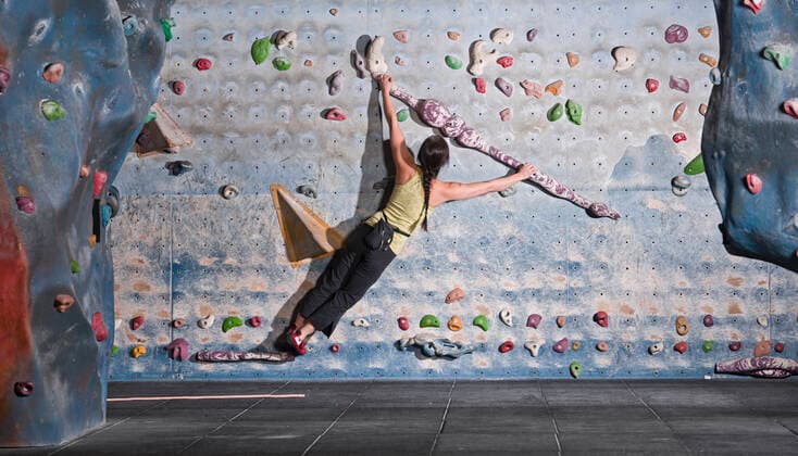 mature woman practising at indoor climbing wall in the UK Guildford, England, United Kingdom CR_THHE200515C-392710-01,model released, Symbolfoto ,property released