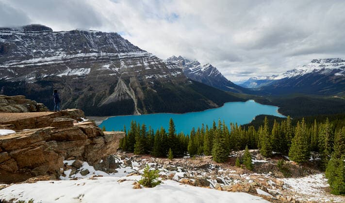 Girl Enjoying The View On A Hike At Peyto Lake, Banff National Park Canada, Alberta, Peyto Lake CR_ZGVA200514A-384302-01,model released, Symbolfoto