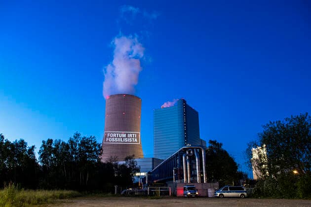 IMAGO Nature: Unsere Erde, Energiequellen, Kohlekraftwerke Protestaktion am Kohlekraftwerk Datteln IV Wirtschaft: Energie, Umwelt, Protestaktion vor dem Gelände des Kohlekraftwerks Datteln IV am 30.05.2020 in Castrop-Rauxel. Aktivisten von Greenpeace haben den Schriftzug Fortum irti Fossiilisista an den Kühlturm projektiert. Das Steinkohlekraftwerk im nördlichen Ruhrgebiet ist zum Symbol der Auseinandersetzung um die Energiepolitik der Bundesregierung geworden. An diesem Samstag nimmt der Betreiber Unipiper das umstrittene Kraftwerk erstmals ins Betrieb. Datteln Nordrhein-Westfalen Deutschland *** Protest action at the coal-fired power plant Datteln IV Economy Energy, Environment, Protest action in front of the site of the coal-fired power plant Datteln IV on 30 05 2020 in Castrop Rauxel Copyright: xDavidxInderlied Kirchner-Mediax