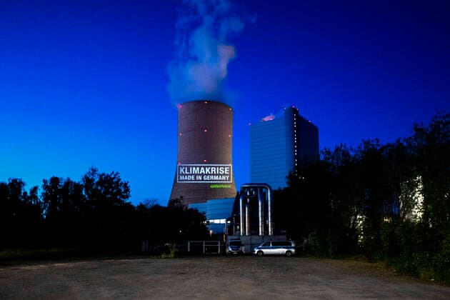 News Bilder des Tages Protestaktion am Kohlekraftwerk Datteln IV Wirtschaft: Energie, Umwelt, Protestaktion vor dem Gelände des Kohlekraftwerks Datteln IV am 30.05.2020 in Castrop-Rauxel. Aktivisten von Greenpeace haben den Schriftzug Klimakrise Made in Germany an den Kühlturm projektiert. Das Steinkohlekraftwerk im nördlichen Ruhrgebiet ist zum Symbol der Auseinandersetzung um die Energiepolitik der Bundesregierung geworden. An diesem Samstag nimmt der Betreiber Unipiper das umstrittene Kraftwerk erstmals ins Betrieb. Datteln Nordrhein-Westfalen Deutschland *** Protest action at the coal-fired power plant Datteln IV Economy Energy, Environment, Protest action in front of the site of the coal-fired power plant Datteln IV on 30 05 2020 in Castrop Rauxel Copyright: xDavidxInderlied Kirchner-Mediax