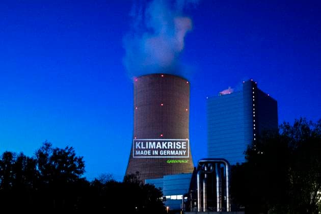 Protestaktion am Kohlekraftwerk Datteln IV Wirtschaft: Energie, Umwelt, Protestaktion vor dem Gelände des Kohlekraftwerks Datteln IV am 30.05.2020 in Castrop-Rauxel. Aktivisten von Greenpeace haben den Schriftzug Klimakrise Made in Germany an den Kühlturm projektiert. Das Steinkohlekraftwerk im nördlichen Ruhrgebiet ist zum Symbol der Auseinandersetzung um die Energiepolitik der Bundesregierung geworden. An diesem Samstag nimmt der Betreiber Unipiper das umstrittene Kraftwerk erstmals ins Betrieb. Datteln Nordrhein-Westfalen Deutschland *** Protest action at the coal-fired power plant Datteln IV Economy Energy, Environment, Protest action in front of the site of the coal-fired power plant Datteln IV on 30 05 2020 in Castrop Rauxel Copyright: xDavidxInderlied Kirchner-Mediax