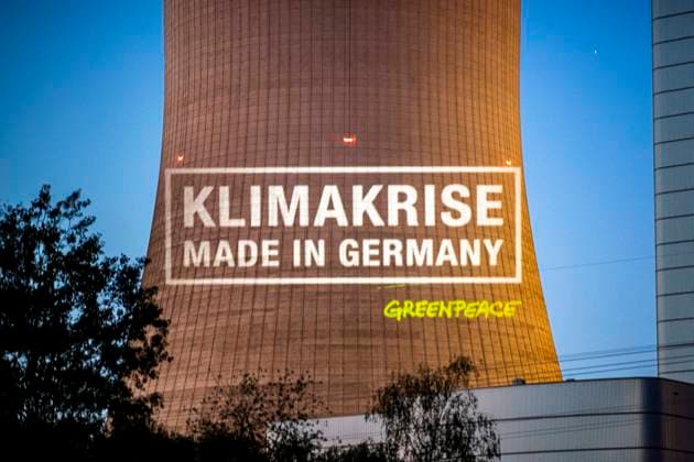 Protestaktion am Kohlekraftwerk Datteln IV Wirtschaft: Energie, Umwelt, Protestaktion vor dem Gelände des Kohlekraftwerks Datteln IV am 30.05.2020 in Castrop-Rauxel. Aktivisten von Greenpeace haben den Schriftzug Klimakrise Made in Germany an den Kühlturm projektiert. Das Steinkohlekraftwerk im nördlichen Ruhrgebiet ist zum Symbol der Auseinandersetzung um die Energiepolitik der Bundesregierung geworden. An diesem Samstag nimmt der Betreiber Unipiper das umstrittene Kraftwerk erstmals ins Betrieb. Datteln Nordrhein-Westfalen Deutschland *** Protest action at the coal-fired power plant Datteln IV Economy Energy, Environment, Protest action in front of the site of the coal-fired power plant Datteln IV on 30 05 2020 in Castrop Rauxel Copyright: xDavidxInderlied Kirchner-Mediax