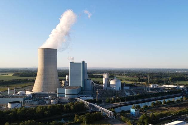 Protestaktion am Kohlekraftwerk Datteln IV Wirtschaft: Energie, Umwelt, Protestaktion vor dem Gelände des Kohlekraftwerks Datteln IV am 30.05.2020 in Castrop-Rauxel. Das Steinkohlekraftwerk im nördlichen Ruhrgebiet ist zum Symbol der Auseinandersetzung um die Energiepolitik der Bundesregierung geworden. An diesem Samstag nimmt der Betreiber Unipiper das umstrittene Kraftwerk erstmals ins Betrieb. Datteln Nordrhein-Westfalen Deutschland *** Protest action at the coal-fired power plant Datteln IV Economy Energy, Environment, Protest action in front of the site of the coal-fired power plant Datteln IV on 30 05 2020 in Castrop Rauxel The coal-fired power plant in the northern Ruhr area has become a symbol of the controversy surrounding the f Copyright: xDavidxInderlied Kirchner-Mediax
