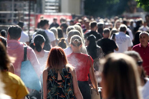 After the relaxation of protective measures and the reopening of shops, the Flinger Strasse shopping street and pedestrian zone in downtown Düsseldorf is once again filled with a crowded crowd of people who do not always keep the prescribed minimum distance and the ban on contact, North Rhine-Westphalia, Germany