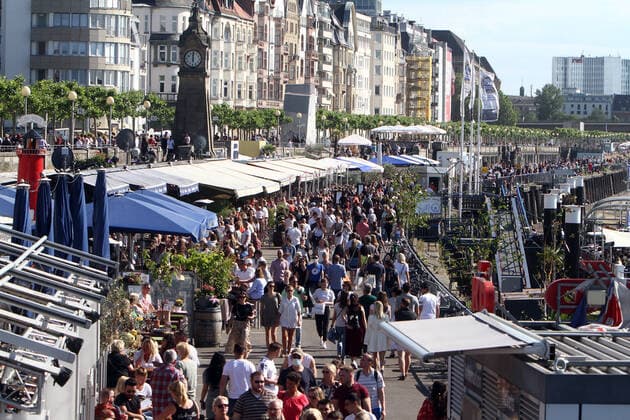 The beautiful spring weather with sunshine and warmth attracted many people to the banks of the Rhine and the restaurants of the Kasematten on the promenade along the Rhine in Düsseldorf, North Rhine-Westphalia, Germany