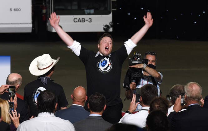 Bilder des Jahres 2020, News 05 Mai News Themen der Woche KW22 News Bilder des Tages May 30, 2020, Cape Canaveral, Florida, United States: SpaceX CEO Elon Musk celebrates the successful launch of a Falcon 9 rocket with the Crew Dragon spacecraft from pad 39A at the Kennedy Space Center during a post launch event at NASA s Vehicle Assembly Building with U.S. President Donald Trump and Vice President Mike Pence. NASA astronauts Doug Hurley and Bob Behnken will rendezvous and dock with the International Space Station, becoming the first people to launch into space from American soil since the end of the Space Shuttle program in 2011. Cape Canaveral United States - ZUMAs197 20200530_zaa_s197_178 Copyright: xPaulxHennessyx