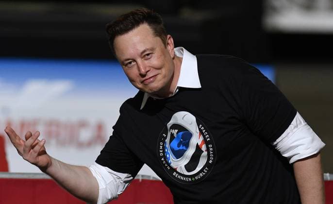 May 30, 2020, Cape Canaveral, United States: SpaceX founder Elon Musk gestures to the audience after being recognized by U.S. President Donald Trump at NASA s Vehicle Assembly Building following the successful launch of a Falcon 9 rocket with the Crew Dragon spacecraft from pad 39A at the Kennedy Space Center..NASA astronauts Doug Hurley and Bob Behnken will rendezvous and dock with the International Space Station, becoming the first people to launch into space from American soil since the end of the Space Shuttle program in 2011. Cape Canaveral United States - ZUMAs197 20200530_zaa_s197_217 Copyright: xPaulxHennessyx