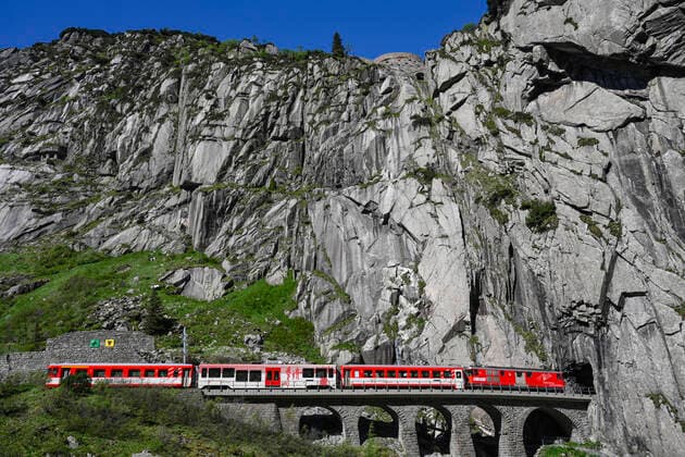 Matterhorn Gotthard Bahn auf der Steinbrücke, Ausfahrt Urnerloch, Schweiz, 25.05.2020 *** Matterhorn Gotthard Railway on the Steinbrücke, exit Urnerloch, Switzerland, 25 05 2020 