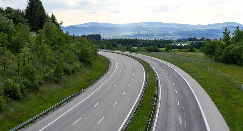 GER, Coronakrise, Almost empty motorway A7 in Allgäu 30 05 2020, motorway A7, Kempten, GER, Coronakrise, Almost empty motorway A7 in Allgäu, little traffic on the motorway A7 in the area between the motorway junction Allgäu and the exit Oy Mittelberg in the picture few cars in the area Rottachsee nph00200