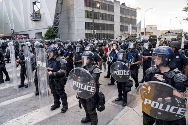 Atlanta, GA - May 31, 2020: Atlanta Police in Riot Gear during Protests in Downtown Atlanta on May 31, 2020 in Atlanta, Georgia. Credit: Sanjeev Singhal The Photo Access USA - 2020 - Peaceful Protests in Atlanta  Copyright: xSanjeevxSinghalx