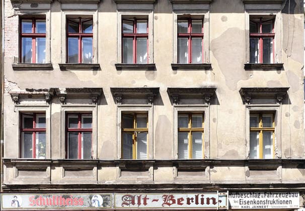 27.05.2020, Berlin - Deutschland. Sanierter und unsanierter Altbau, hinter den ungleichen Fassaden haben die Leute unterschiedliche Mietverträge. *** 27 05 2020, Berlin Germany Renovated and unrenovated old building, behind the unequal facades people have different rental contracts