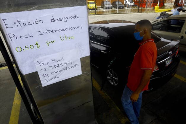 Bilder des Jahres 2020, News 06 Juni News Themen der Woche KW23 News Bilder des Tages June 1, 2020, Valencia, Carabobo, Venezuela: June 01, 2020. Vehicles line up to fill gas. As of June 01, gasoline in Venezuela begins to be charged at international prices (0.50. $ US per liter) Pudi. Endo being paid in Dollars, Euros, Petro or Bolivares sovereigns at the exchange of the day. The minimum wage is approximately $ 5 per month. There is the subsidized fuel modality of sovereign Bolivares 5mil per liter with a maximum of 120 liters per month and controlled by the home system of the Nicolas Maduro government and the gas stations that offer this subsidy are located in popular areas of each city. The photos correspond to the city of Valencia, Carabobo state. Photo: Valencia Venezuela - ZUMAhe3_ 20200601_zbp_he3_010 Copyright: xJuanxCarlosxHernandezx