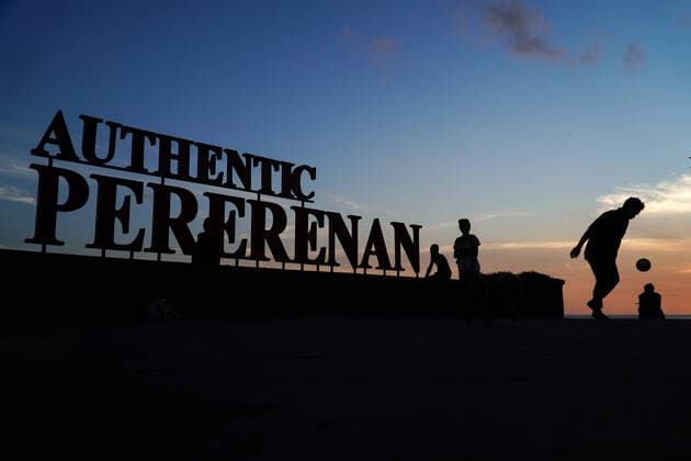 Bali, Eindrücke vom Pererenan Beach June 2, 2020, Badung, Bali, Indonesia: Silhouette of foreign tourists activities during sunset time at Pererenan Beach, Bali, Indonesia. Bali start reopen tourism industry gradually to welcome new normal Covid-19 Coronavirus phase. Badung Indonesia - ZUMAb245 20200602_zip_b245_023 Copyright: xDickyxBisinglasix