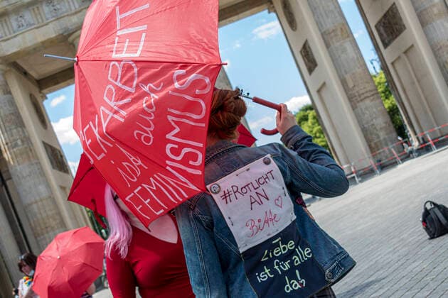 SexarbeiterInnen der Verbände BesD und BSD bei einer Kundgebung zum Internationalen Hurentag am Brandenburger Tor in Berlin. Sexarbeitende demonstrierten gegen die bestehenden rechtlichen und gesellschaftlichen Diskriminierungen, für legales Arbeiten und gegen das noch bestehende Arbeitsverbot im Rahmen der Corona-Eindämmungsverordnung. snapshot-photography M.Czapski *** Sex workers of the associations BesD and BSD at a rally on the occasion of the International Whores Day at the Brandenburg Gate in Berlin Sex workers demonstrated against the existing legal and social discrimination, for legal working and against the still existing ban on working within the framework of the Corona Containment Ordinance snapshot photography M Czapski