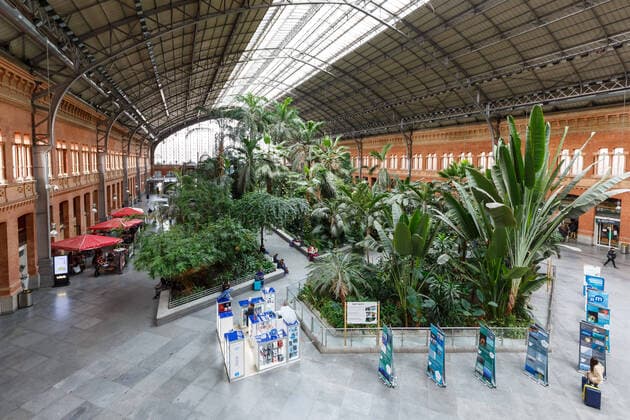 Architektur von Rafael Moneo Bahnhof Madrid Atocha Renfe in Spanien Madrid, Spanien 21. November 2019: Bahnhof Madrid Atocha Renfe in Spanien. *** Madrid Atocha Renfe station in Spain Madrid, Spain 21 November 2019 Madrid Atocha Renfe station in Spain