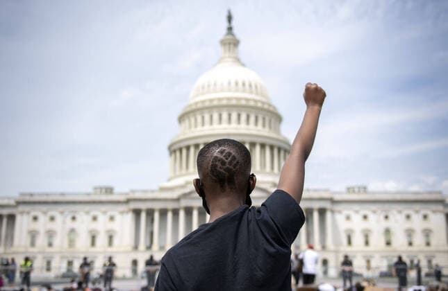 Bilder des Jahres 2020, News 06 Juni News Themen der Woche KW23 News Bilder des Tages A protester participates in a rally at the US Capitol against police brutality and the death of George Floyd on Wednesday, June 3, 2020 in Washington, DC. Demonstrations continue around the country over the death of George Floyd who was killed in police custody in Minneapolis on May 25.  WAP20200603323 KEVINxDIETSCH