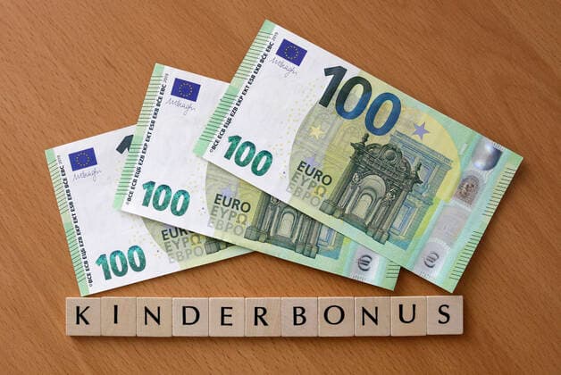 Symbolic photo of the planned one-off payment of 300 euros to each child in a family The child bonus will be paid with the child benefit, DEU, Berlin, 04 06 2020