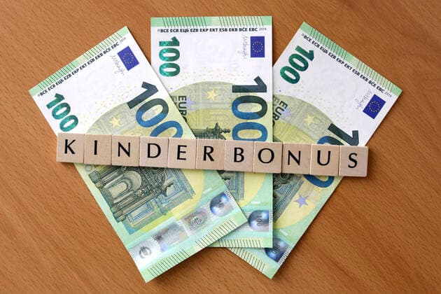 Symbolic photo of the planned one-off payment of 300 euros to each child in a family The child bonus will be paid with the child benefit, DEU, Berlin, 04 06 2020