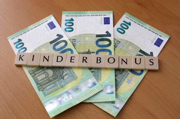 Symbolic photo of the planned one-off payment of 300 euros to each child in a family The child bonus will be paid with the child benefit, DEU, Berlin, 04 06 2020