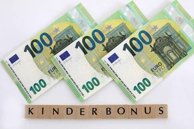 Symbolic photo of the planned one-off payment of 300 euros to each child in a family The child bonus will be paid with the child benefit, DEU, Berlin, 04 06 2020