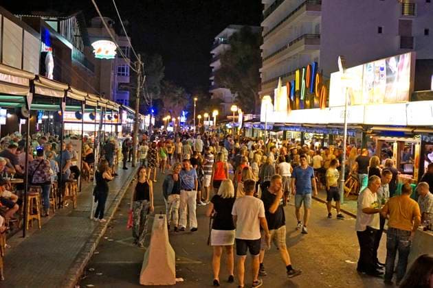 ARCHIVBILD! 06.09.2017, Spanien, Insel Mallorca, Am Touristen-Hotspot Ballermann in El Arenal liegt die Vergnügungsmeile Schinkenstrasse mit dem Kult-Lokal Bierkönig. 06.09.2017, Mallorca: Barrieren zur Terrorabwehr am Ballermann 06.09.2017, Mallorca: Barrieren zur Terrorabwehr am Ballermann *** ARCHIVBILD 06 09 2017, Spain, Island Mallorca, At the tourist hotspot Ballermann in El Arenal is the pleasure mile Ham Street with the cult restaurant Beer King 06 09 2017, Mallorca Barriers to Terrorism at Ballermann 06 09 2017, Mallorca Barriers to Terrorism at Ballermann