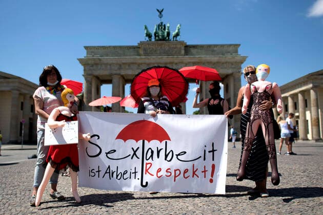 DEU, Deutschland, Germany, Berlin, 02.06.2020 Frauen mit Transparent Sexarbeit ist Arbeit Respekt fuer mehr Rechte von Sexworker in unter dem Motto Raus zum Internationalen Hurentag Berlin. Frauen demonstrieren gegen die nach wie vor bestehenden rechtlichen und gesellschaftlichen Diskriminierungen und fordern die Gleichberechtigung und mehr Rechte von Frauen, die sexuelle Selbstbestimmung und protestiert gegen sexuelle Gewalt an Frauen. Participants with poster Free Sexwork Sexarbeit ist Arbeit Respekt for more rights of women working inside the sex industry in Berlin, Germany. *** DEU, Germany, Germany, Berlin, 02 06 2020 Women with banner Sex work is work Respect for more rights of women working inside the sex industry in Berlin, Ger