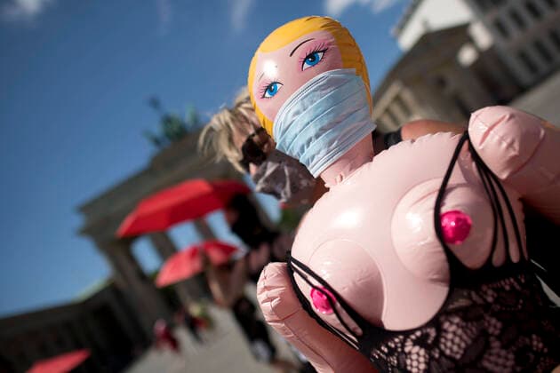 DEU, Deutschland, Germany, Berlin, 02.06.2020 Frau mit Sexpuppe mit Mundschutz in den Zeiten von Corona bei dr Aktion Sexarbeit ist Arbeit Respekt fuer mehr Rechte von Sexworker in unter dem Motto Raus zum Internationalen Hurentag Berlin. Frauen demonstrieren gegen die nach wie vor bestehenden rechtlichen und gesellschaftlichen Diskriminierungen und fordern die Gleichberechtigung und mehr Rechte von Frauen, die sexuelle Selbstbestimmung und protestiert gegen sexuelle Gewalt an Frauen. Participants with sex pupet wearing a protection mask during the campaign Free Sexwork Sexarbeit ist Arbeit Respekt for more rights of women working inside the sex industry in Berlin, Germany. *** DEU, Germany, Germany, Berlin, 02 06 2020 Woman with sex d