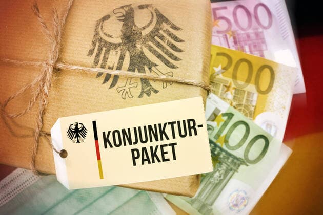 PHOTOMONTAGE, package on German flag with label and the inscription Konjunkturpaket ** NUR FUER REDAKTIONELLE ZWECKE ** EDITORIAL USE ONLY **